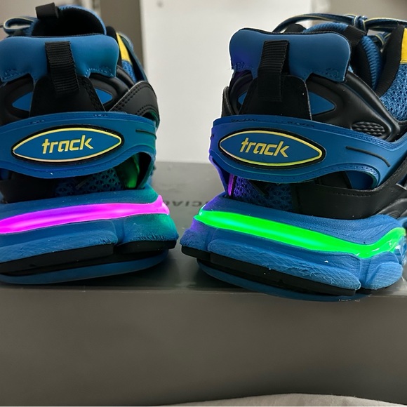 MENS BALENCIAGA TRACK SHOES SIZE 10!DOES NOT COME WITH THE CHARGER. - Picture 4 of 4